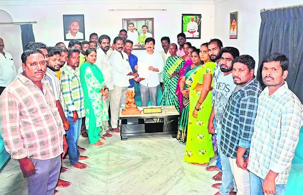 కాటన్‌మిల్లు ఉద్యోగుల సమస్యలు పరిష్కరించాలి