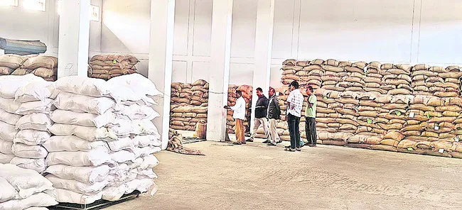 తెరుచుకున్న గోదాము తలుపులు 