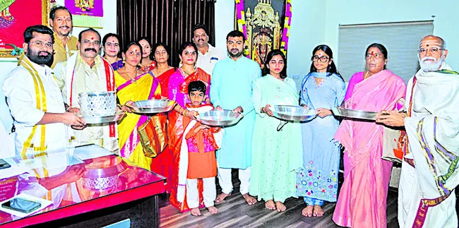 దుర్గమ్మకు రూ.12.82 లక్షల వెండి సామగ్రి సమర్పణ 