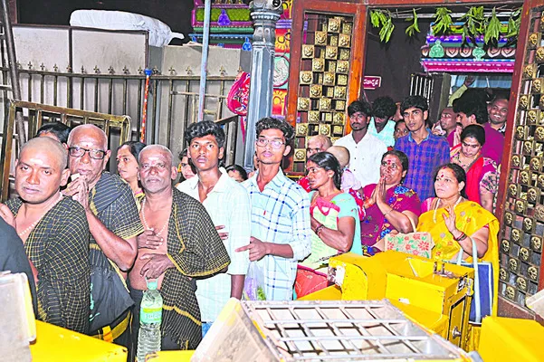 సామాన్య భక్తులకు అంతరాలయ దర్శనం 