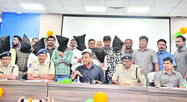 ఆటో డ్రైవర్లు...డెలివరీ బాయ్స్‌!