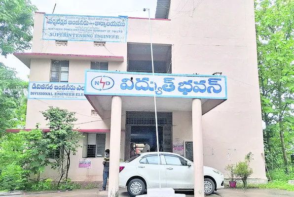 అలా వచ్చి.. ఇలా వెళ్తున్నారు.. 