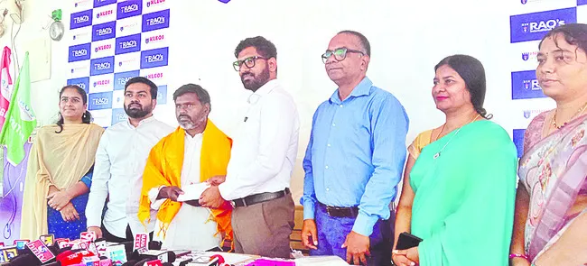 ● డ్రైవర్‌ అప్రమత్తతతో స్కూల్‌ బస్సుకు తప్పిన ప్రమాదం ●