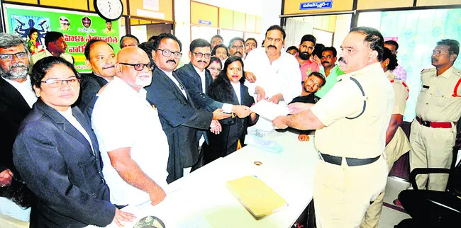 వైఎస్‌ జగన్‌ ప్రతిష్టకు భంగం కలిగిస్తే ఊరుకోం 