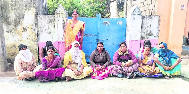 ప్రియుడి ఇంటి ఎదుట ప్రియురాలి ధర్నా