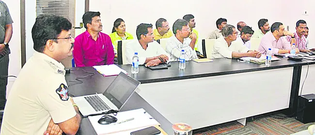 రోడ్డు ప్రమాదాలను పూర్తిస్థాయిలో నివారించాలి 