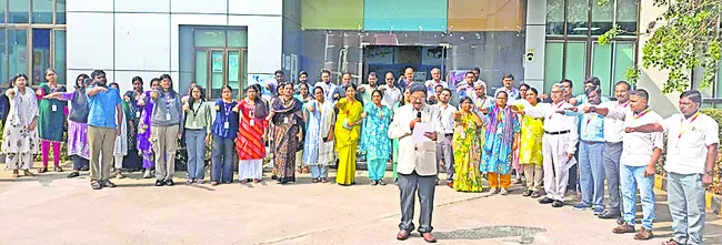 రాజ్యాంగాన్ని అనుసరించాలి 