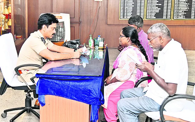 ఫిర్యాదులు స్వీకరించిన పోలీస్‌ కమిషనర్‌ 