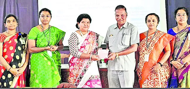 సేవా దృక్పథంపై అవగాహన ఉండాలి 