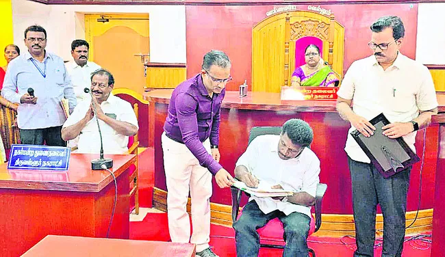 కౌన్సిలర్లుగా దివ్యాంగులు బాధ్యతల స్వీకరణ 
