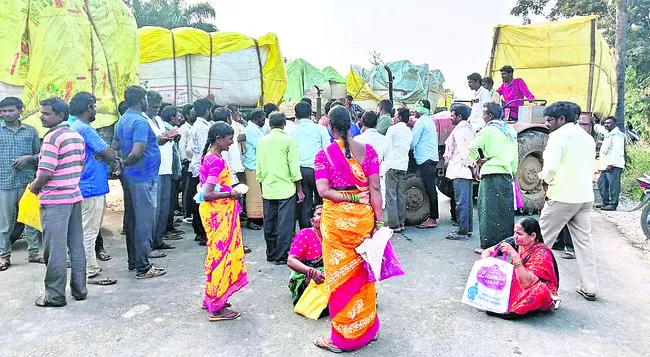 బంగారిగడ్డలో పత్తి రైతుల ఆందోళన