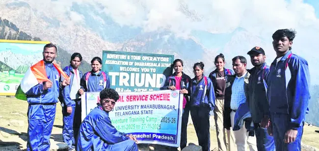 త్రియుండ్‌ పర్వత శిఖరానికి సాహస విద్యార్థులు 
