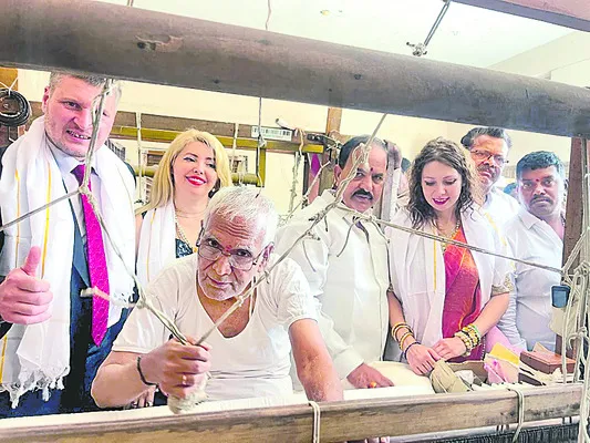 వస్త్రాల తయారీలో నేతన్నల కృషి భేష్‌ 