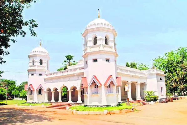 కీర్తి కిరీటం..టౌన్‌హాల్‌ 