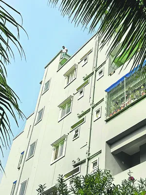 భవనం పైకెక్కి యువకుడి హల్‌చల్‌ 