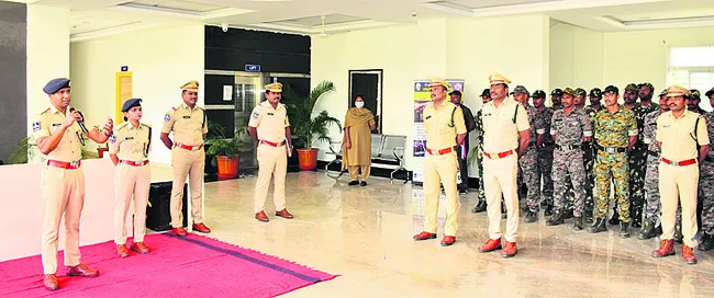 రాజ్యాంగ స్ఫూర్తితో పనిచేయాలి