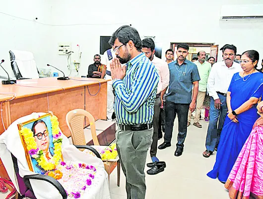 మహనీయులను స్మరించుకోవడం కర్తవ్యం