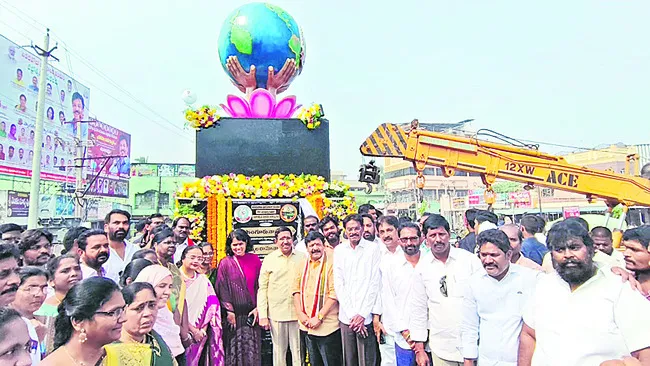 నిడదవోలు మున్సిపాలిటీ అభివృద్ధికి కృషి 