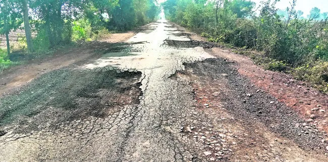 రోడ్డు గుంతలమయం