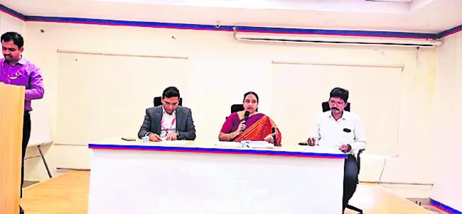 మహిళా రైతులకు రుణాలివ్వండి 