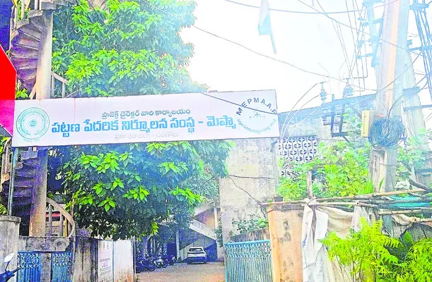 మెక్కేశారు.. కక్కిస్తారా..? 