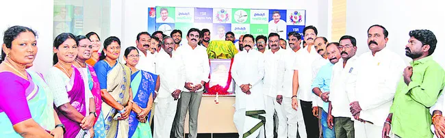రాజ్యాంగ స్ఫూర్తిని కొనసాగించాలి