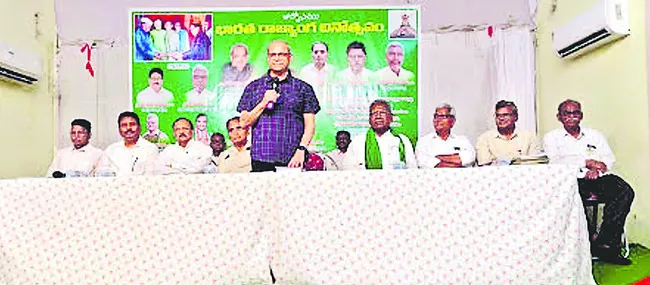 వందేభారత్‌ రైలు తీసుకొస్తే దేశ భక్తులు కాలేరు 