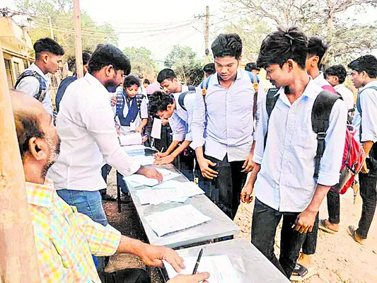 కోటి సంతకాల సేకరణకు తరలిన విద్యార్థి లోకం 