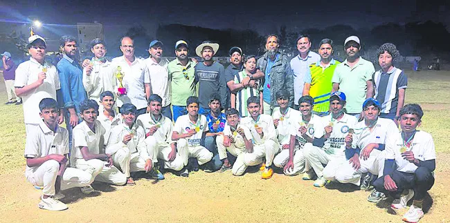 చదువుతో పాటు ఆటల్లో రాణించాలి 