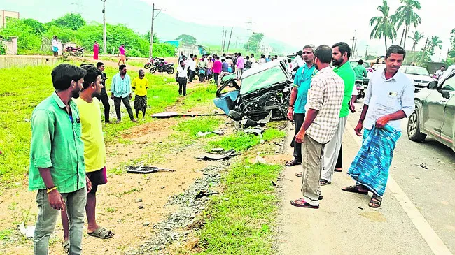 కారును ఢీకొన్న బస్సు.. ఐదుగురికి గాయాలు 