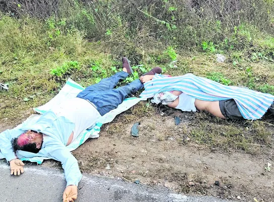 కంటైనర్‌ లారీ.. కారు ఢీ 