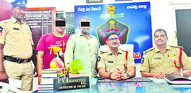 డిపాజిట్‌దారులను మోసం చేసిన వ్యక్తులు అరెస్ట్‌ 