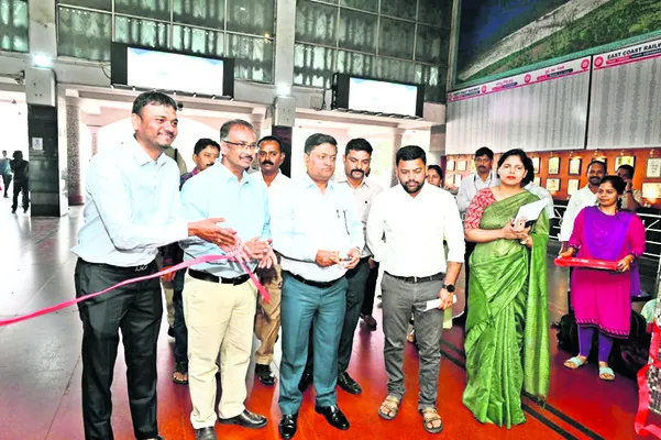 రైల్వేస్టేషన్‌లోడిజిటల్‌ స్క్రీన్స్‌ ప్రారంభం