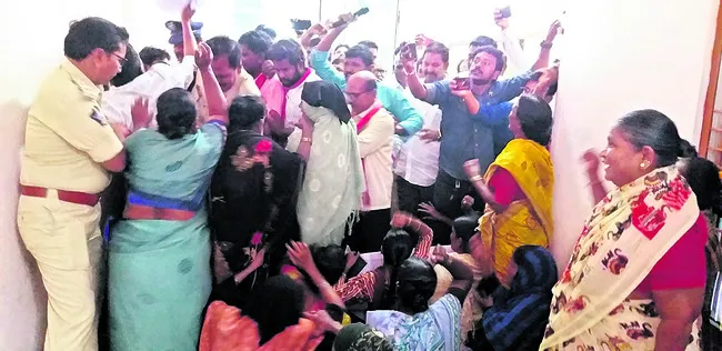 ‘కారుణ్య’ం కోసం కార్మికుల ఆగ్రహం