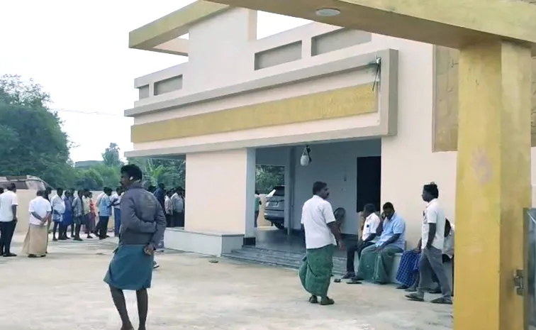 Chevireddy Madhu Sudhan Reddy Parents Attacked By Unknown Persons