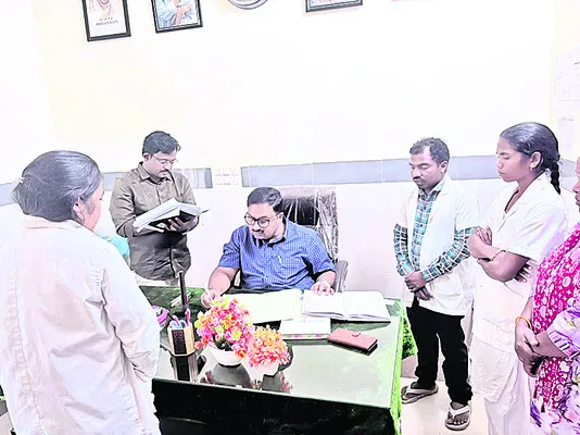 సీనియర్‌ అసిస్టెంట్‌కు రెండు రోజుల జీతం కోత 