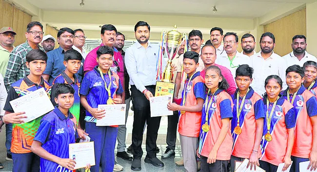 విద్యార్థులకు అభినందన