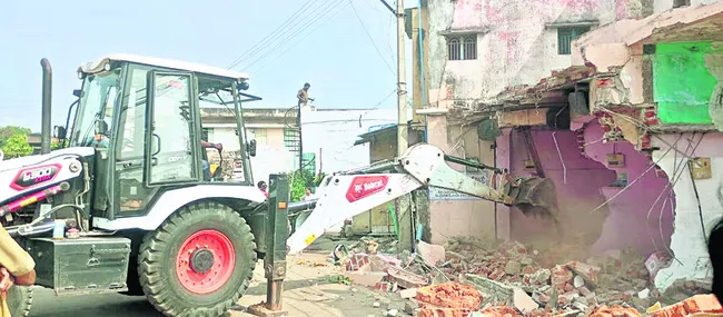 మళ్లీ రోడ్డు వెడల్పు పనులకు శ్రీకారం 