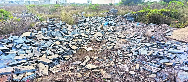 ఎస్సీల ఇంటి బేస్‌మెట్లు నేలమట్టం