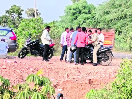 పోలీసులపై ఆకతాయిల జులుం