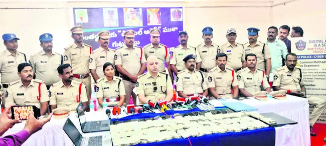 చిక్కిన సైబర్‌ నేరగాళ్లు 