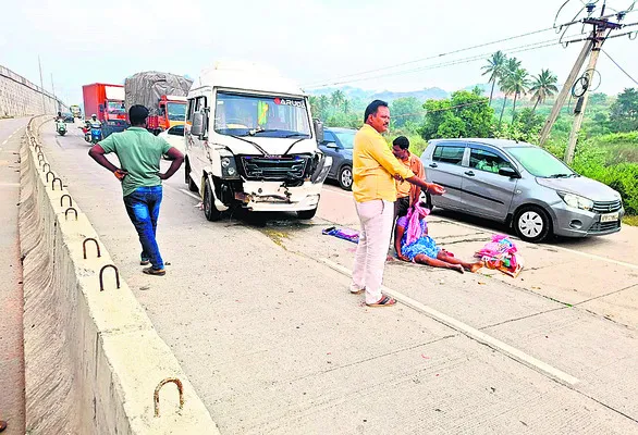 రోడ్డు ప్రమాదంలో మహిళ మృతి 
