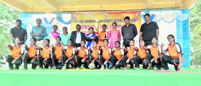 ఉత్సాహంగా అంతర్‌ కళాశాలల వాలీబాల్‌ పోటీలు 