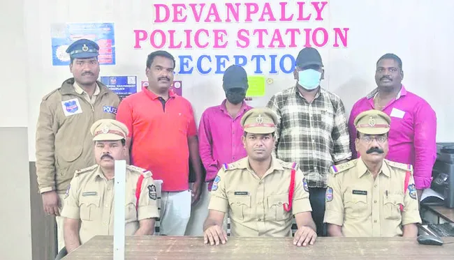 పోలీసులమంటూ బెదిరింపులు 