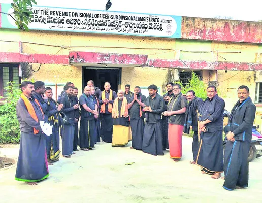 ఆర్డీవో కార్యాలయం ఎదుట అయ్యప్ప స్వాముల నిరసన