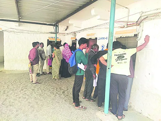 బ్రోకర్ల రాజ్యం.. వసూళ్ల కేంద్రం 
