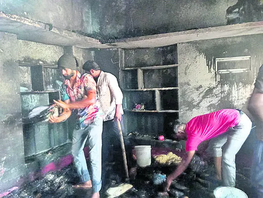 షార్ట్‌ సర్క్యూట్‌తో ఇల్లు దగ్ధం