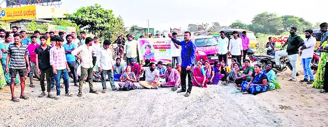 న్యాయం చేయాలని మృతదేహంతో రాస్తారోకో