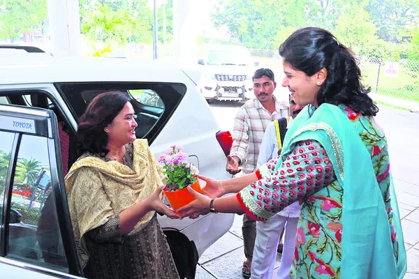 ముగ్గురు పిల్లలున్నా సై
