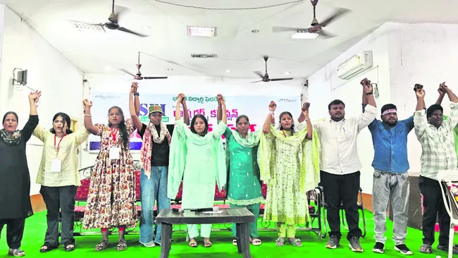 పేద విద్యార్థులు చదువుకు దూరమవుతున్నారు